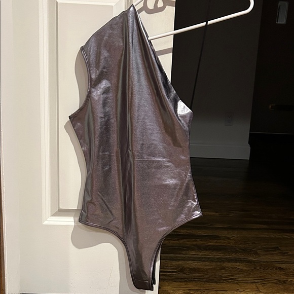 NWOT Edikted Metallic One-Shoulder Women's Top/Bodysuit Size XS - Picture 5 of 7